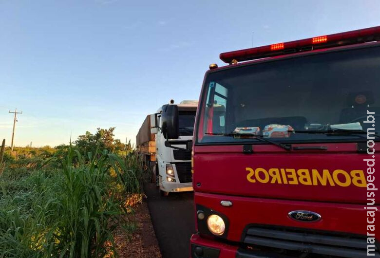 Princípio de incêndio em carreta mobiliza Corpo de Bombeiros na MS-134 Princípio de incêndio em carreta mobiliza Corpo de Bombeiros na MS-134