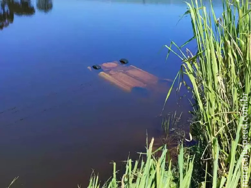 Quatro pessoas da mesma família morrem após veículo cair em lagoa Quatro pessoas da mesma família morrem após veículo cair em lagoa
