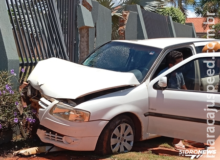 Veículo colide contra muro de residência no centro de Sidrolândia Veículo colide contra muro de residência no centro de Sidrolândia