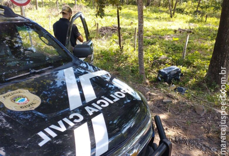 Ao fazer limpeza à beira de estrada, trabalhadores encontram drogas Ao fazer limpeza à beira de estrada, trabalhadores encontram drogas