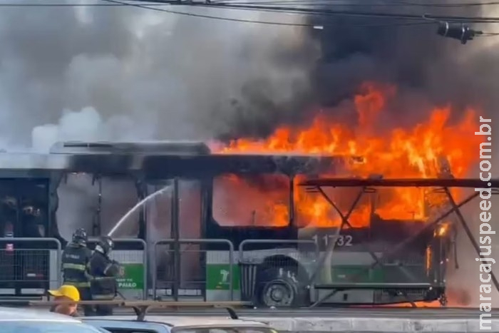 Avião cai sobre ônibus na zona oeste de SP; 2 corpos são encontrados Avião cai sobre ônibus na zona oeste de SP; 2 corpos são encontrados