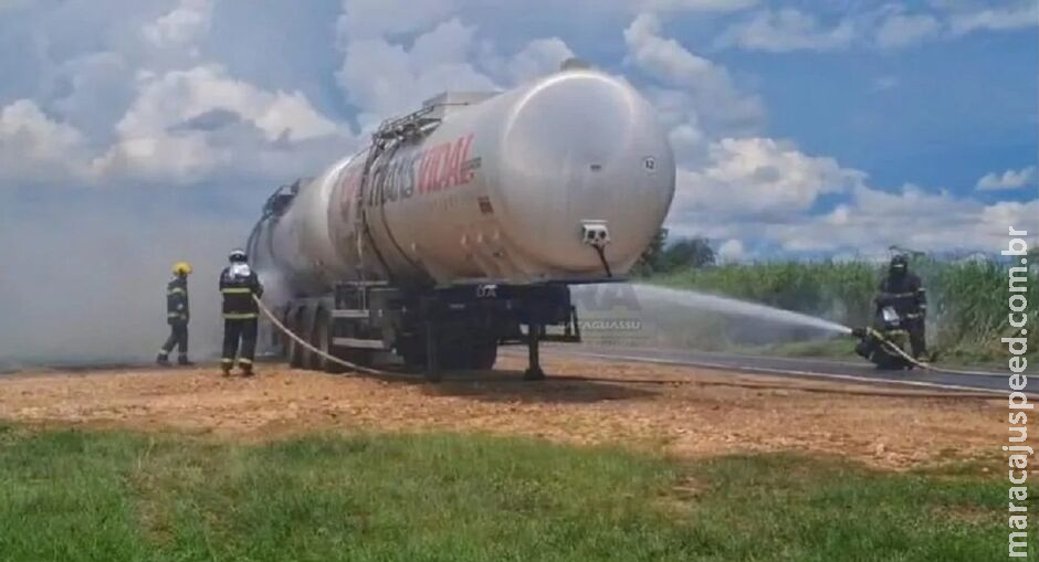 Bombeiros controlam princípio de incêndio em bitrem com metanol em Bataguassu Bombeiros controlam princípio de incêndio em bitrem com metanol em Bataguassu