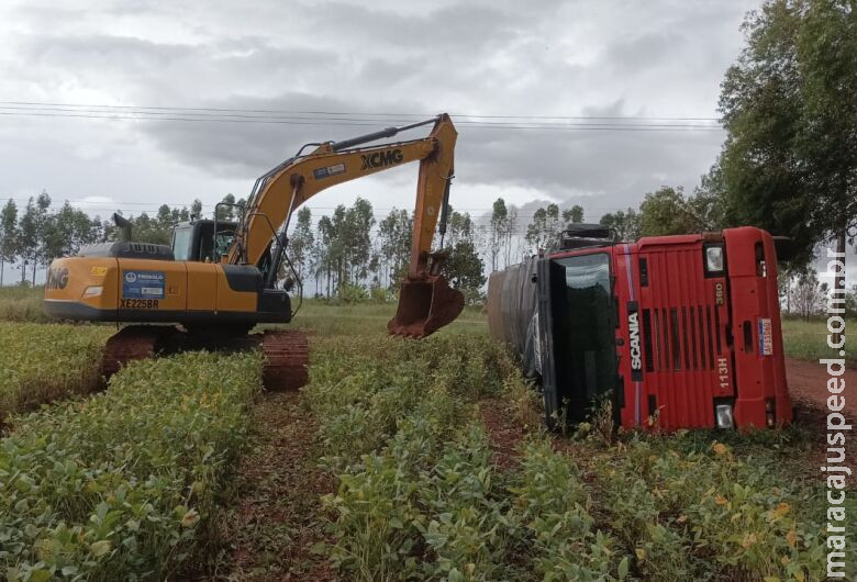 Caminhão carregado com cigarro contrabandeado tomba em Ponta Porã Caminhão carregado com cigarro contrabandeado tomba em Ponta Porã