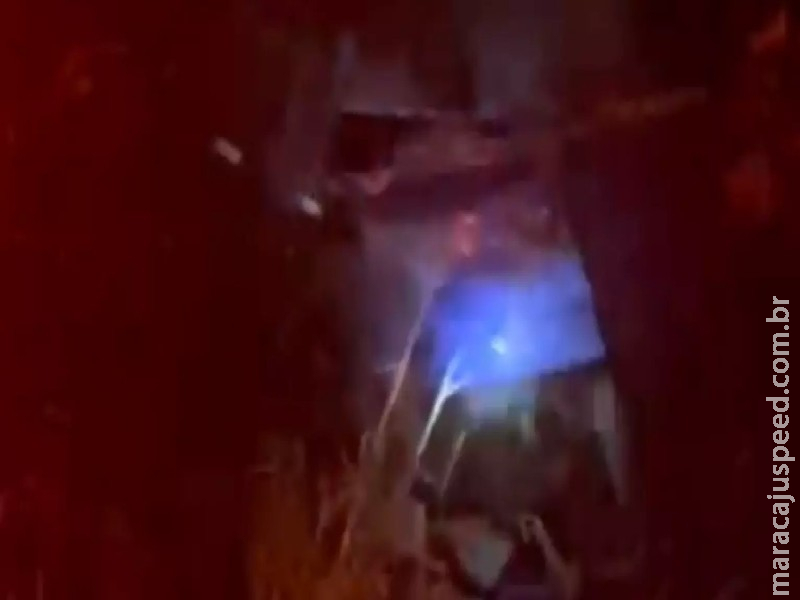 Caminhoneiro morre esmagado pela própria carreta após acidente em MS Caminhoneiro morre esmagado pela própria carreta após acidente em MS