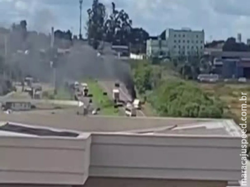 Caminhonete pega fogo na BR-163 em Campo Grande e mobiliza CCR MSVia e Corpo de Bombeiros Caminhonete pega fogo na BR-163 em Campo Grande e mobiliza CCR MSVia e Corpo de Bombeiros