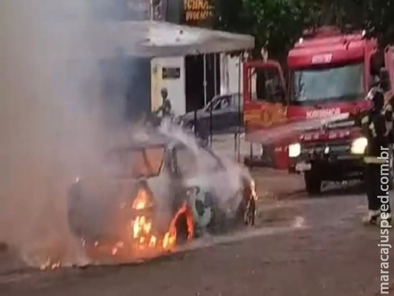 Carro fica destruído pelo fogo em Ponta Porã Carro fica destruído pelo fogo em Ponta Porã