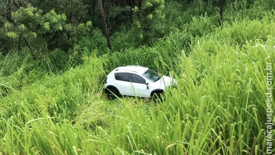 Carro sofre aquaplanagem, capota em rodovia e deixa dois feridos em Camapuã Carro sofre aquaplanagem, capota em rodovia e deixa dois feridos em Camapuã