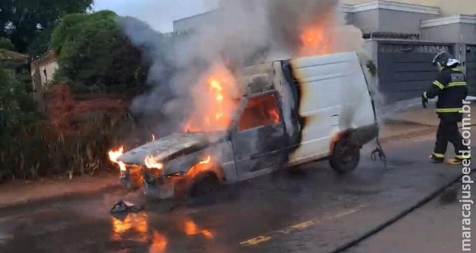 Carro tem pane elétrica e pega fogo em Três Lagoas Carro tem pane elétrica e pega fogo em Três Lagoas