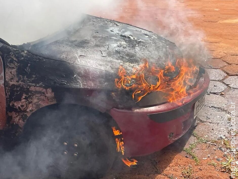 Celta pega fogo e fica destruído em avenida de Bataguassu Celta pega fogo e fica destruído em avenida de Bataguassu