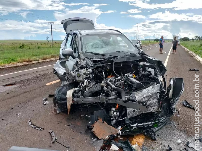 Colisão entre dois carros mata 3 pessoas na BR-060 Colisão entre dois carros mata 3 pessoas na BR-060
