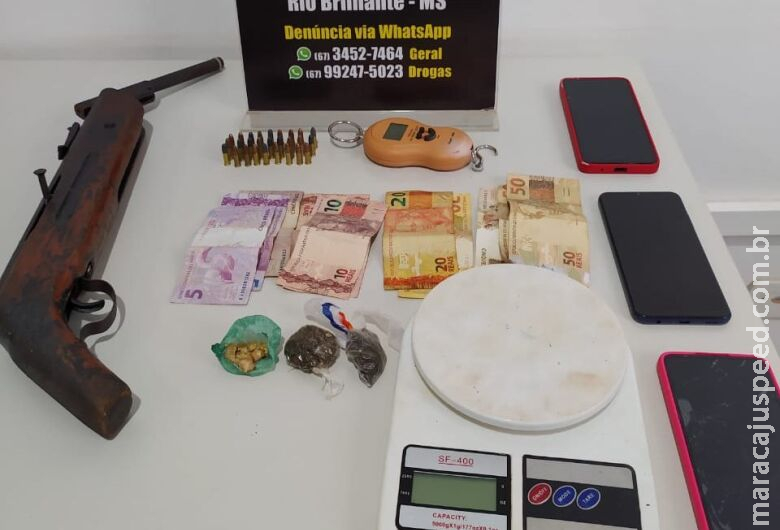 Dupla é presa por tráfico de drogas e posse ilegal de arma Dupla é presa por tráfico de drogas e posse ilegal de arma