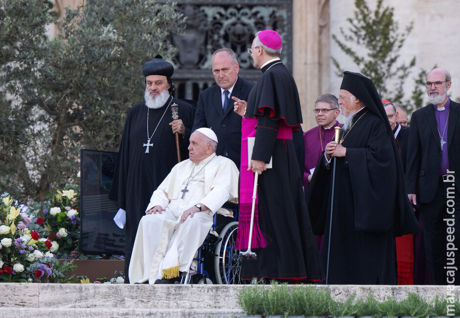 Fiéis ao redor do mundo oram pela recuperação do papa Francisco Fiéis ao redor do mundo oram pela recuperação do papa Francisco