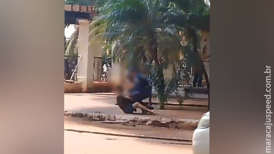 Guarda é flagrado saindo no soco com morador de rua na Praça Ary Coelho Guarda é flagrado saindo no soco com morador de rua na Praça Ary Coelho
