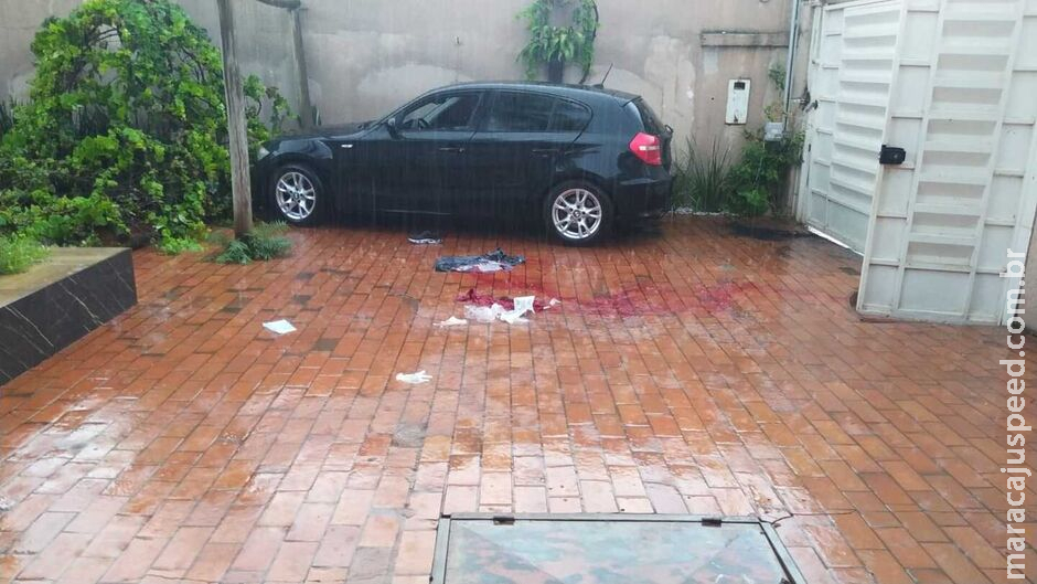 Homem é baleado dentro de carro na Cidade Morena Homem é baleado dentro de carro na Cidade Morena