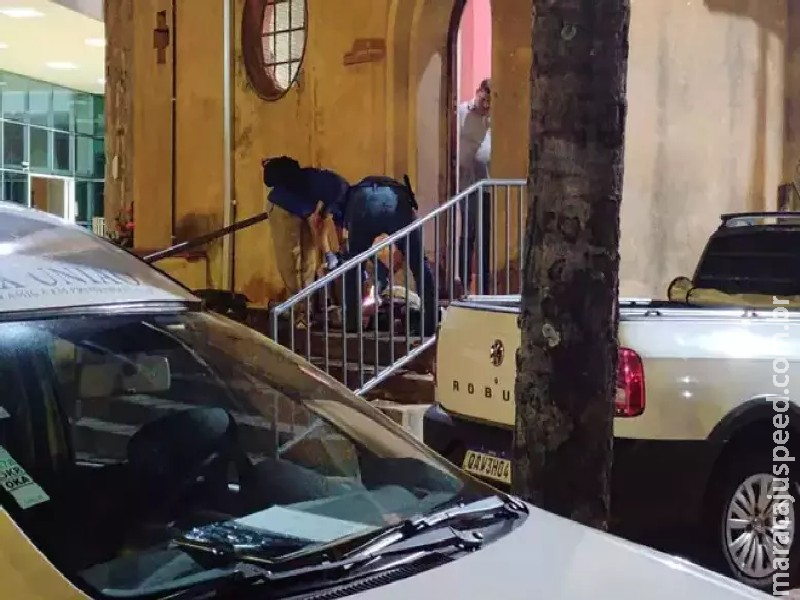 Homem é esfaqueado e morre em escadaria de igreja Homem é esfaqueado e morre em escadaria de igreja