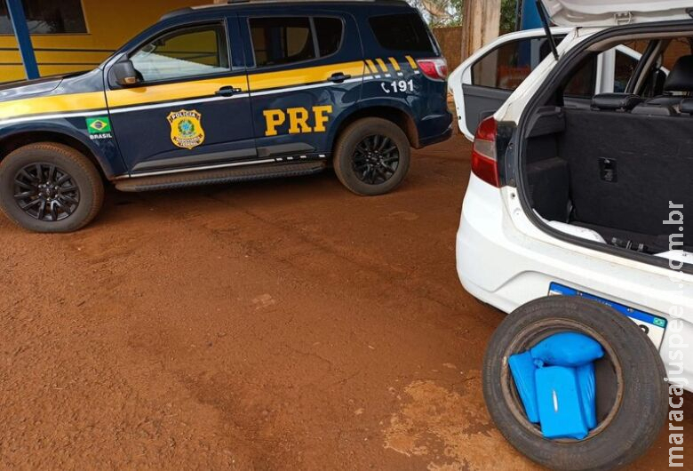 Homem é preso após ser flagrado com tabletes de cocaína escondidos dentro de pneu de carro Homem é preso após ser flagrado com tabletes de cocaína escondidos dentro de pneu de carro