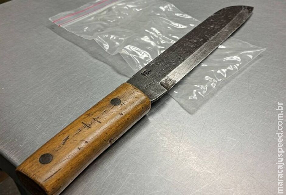Homem é preso por perseguir pedestres com faca em Corumbá Homem é preso por perseguir pedestres com faca em Corumbá