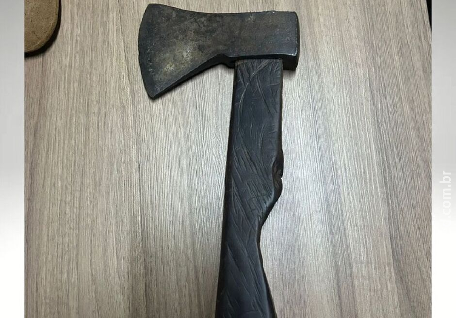Homem entra em igreja e ameaça fiéis com faca e machado em Bataguassu Homem entra em igreja e ameaça fiéis com faca e machado em Bataguassu