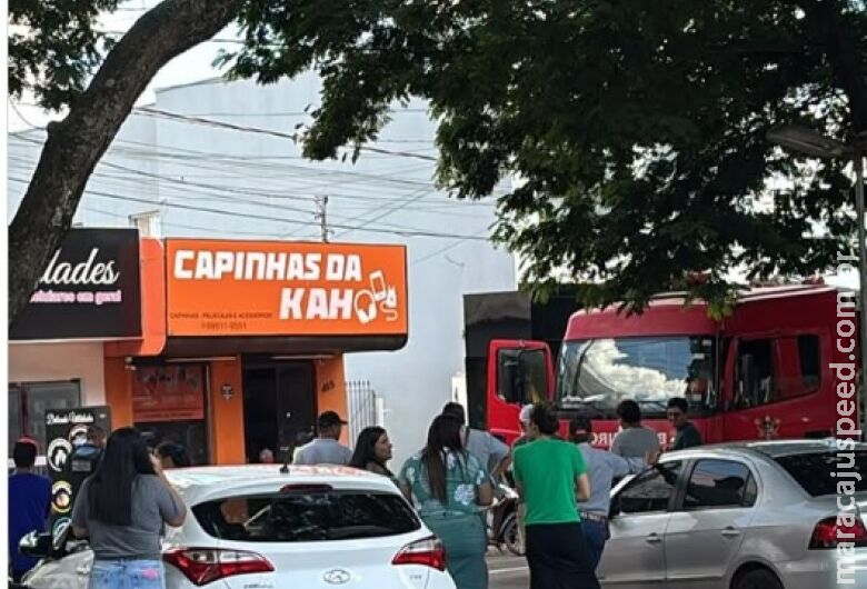 Homem invade loja, dispara contra ex, atinge cliente e tenta se matar Homem invade loja, dispara contra ex, atinge cliente e tenta se matar