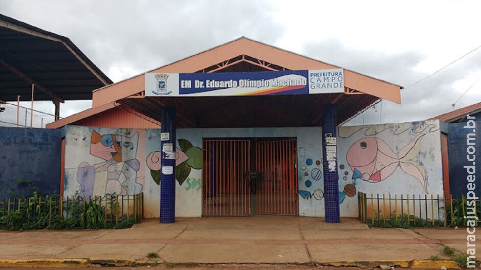 Mãe denuncia escola por criança de 4 anos sair sozinha e quase ser atropelada