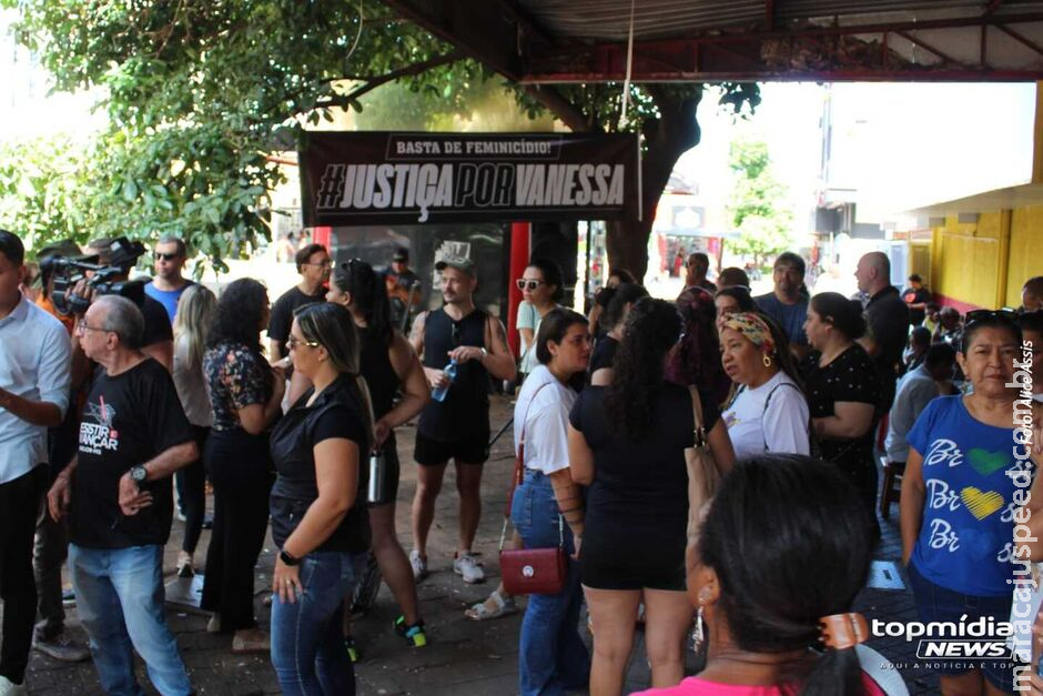 Manifestação de justiça por feminicídio de Vanessa reúne autoridades, amigos e familiares Manifestação de justiça por feminicídio de Vanessa reúne autoridades, amigos e familiares