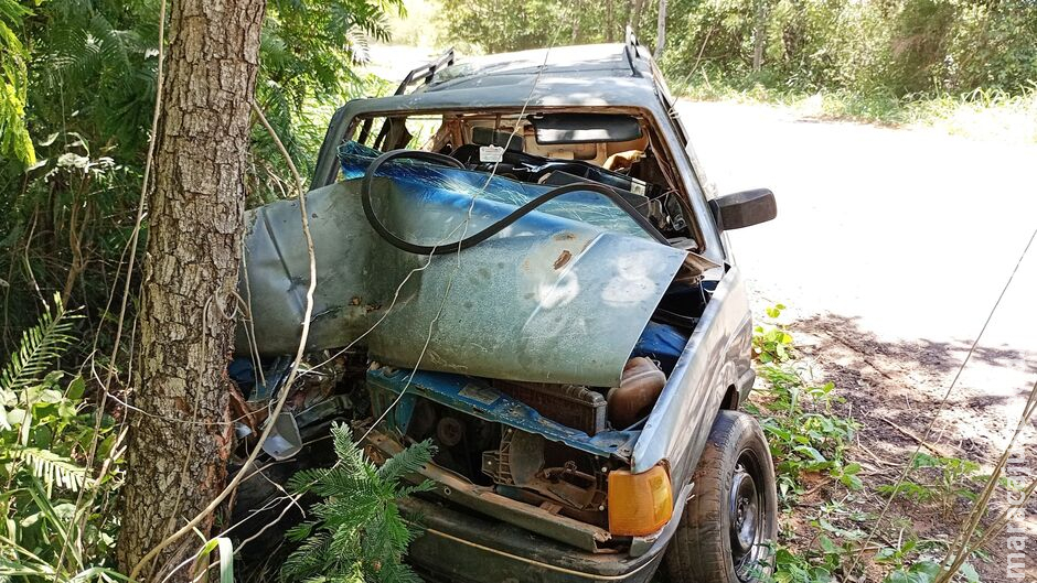 Motorista fratura perna após bater carro em árvore na MS-450, em Aquidauana Motorista fratura perna após bater carro em árvore na MS-450, em Aquidauana