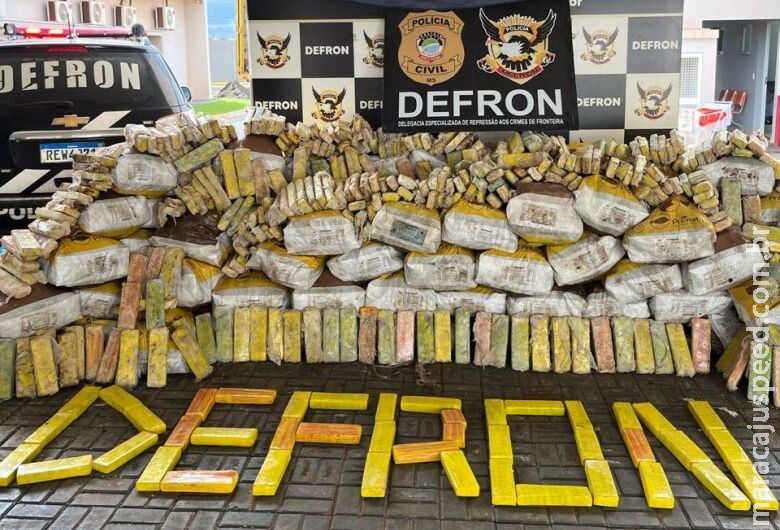 Motorista morre em acidente e polícia localiza 3,7 toneladas de drogas em compartimento de caminhão Motorista morre em acidente e polícia localiza 3,7 toneladas de drogas em compartimento de caminhão