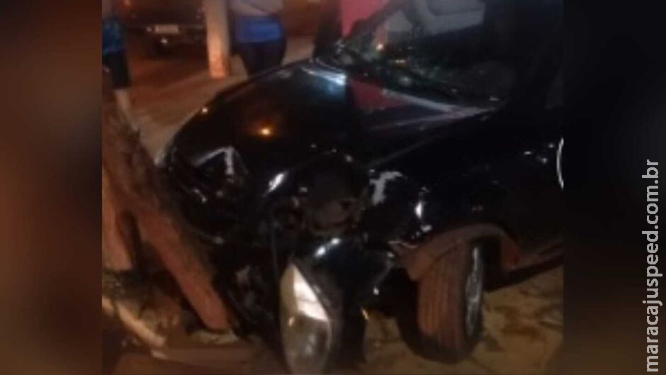 Motorista passa mal, perde controle de veículo e bate em poste em Sidrolândia Motorista passa mal, perde controle de veículo e bate em poste em Sidrolândia