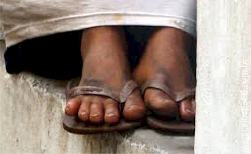Polícia prende mãe e padrasto por estupro e obrigar criança a comer pimenta Polícia prende mãe e padrasto por estupro e obrigar criança a comer pimenta