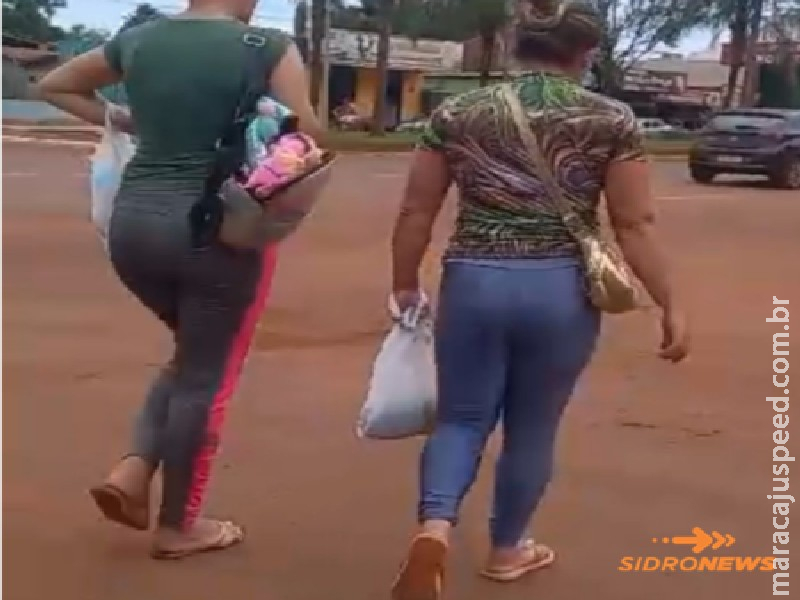 Populares denunciam mulheres que usam crianças de colo para pedir doações Populares denunciam mulheres que usam crianças de colo para pedir doações