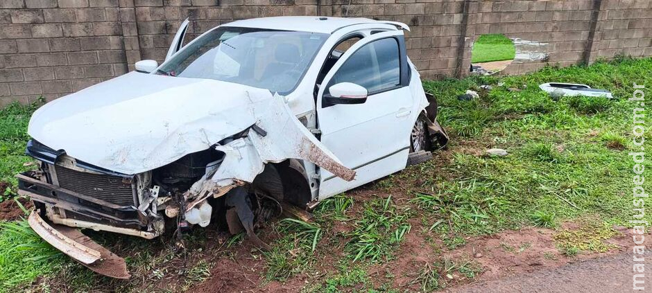Roda solta e motorista bate carro em muro de condomínio no macroanel Roda solta e motorista bate carro em muro de condomínio no macroanel