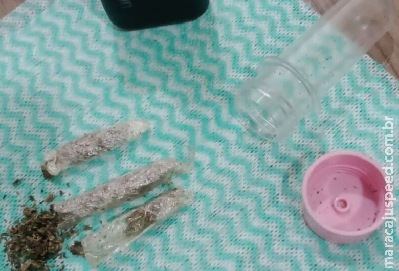 Adolescente é flagrada com drogas dentro de escola em Dourados Adolescente é flagrada com drogas dentro de escola em Dourados