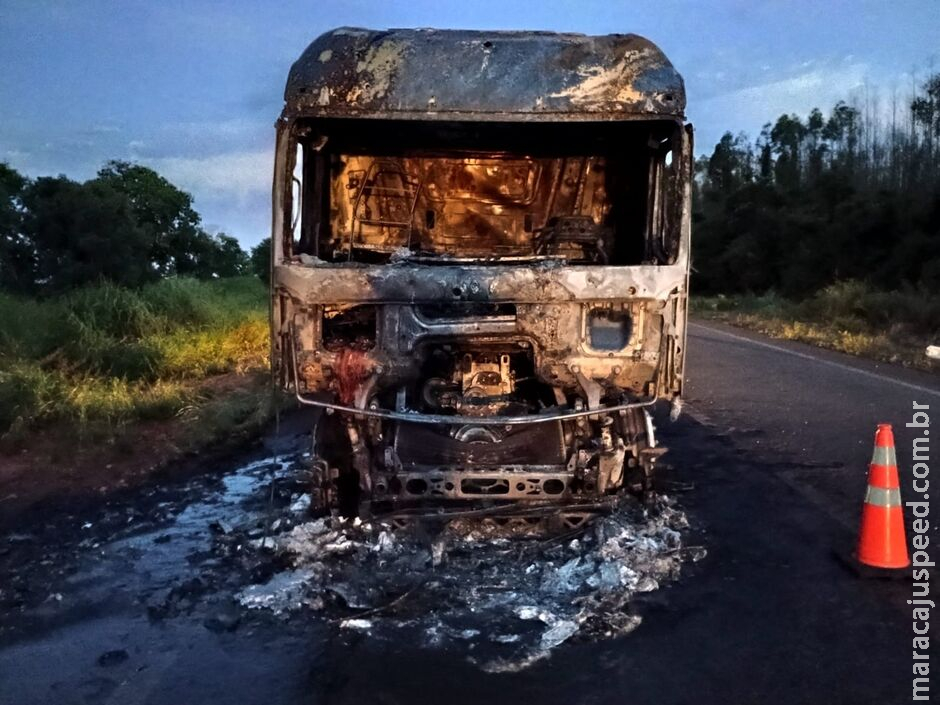 Após falha mecânica, caminhão pega fogo e fica totalmente destruído na MS-112 Após falha mecânica, caminhão pega fogo e fica totalmente destruído na MS-112