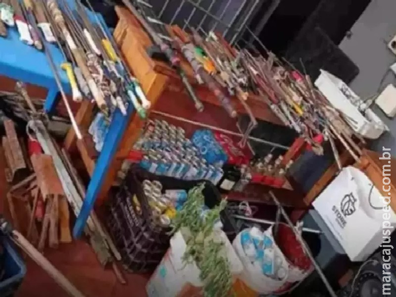 Armas artesanais, bebidas e drogas são apreendidas em presídio Armas artesanais, bebidas e drogas são apreendidas em presídio