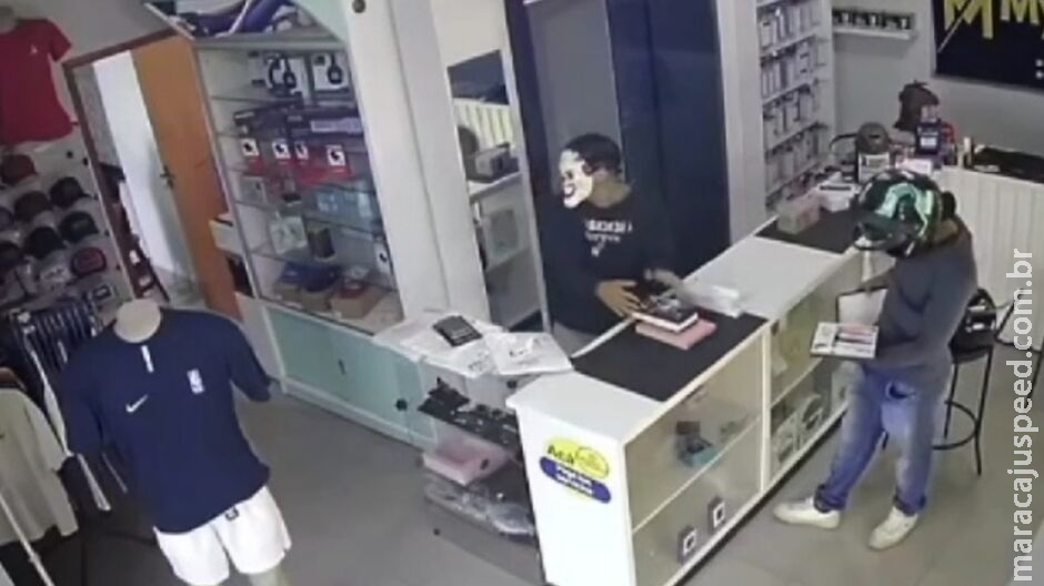 Assaltantes usam máscara de palhaço e capacete em assalto na fronteira Assaltantes usam máscara de palhaço e capacete em assalto na fronteira