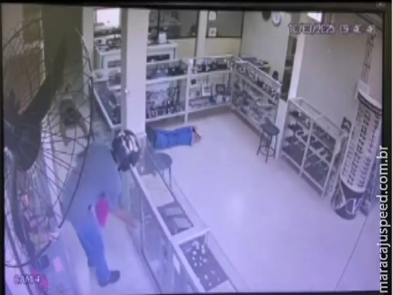 Assalto em joalheria termina com troca de tiros entre ladrão e policial em Jardim Assalto em joalheria termina com troca de tiros entre ladrão e policial em Jardim