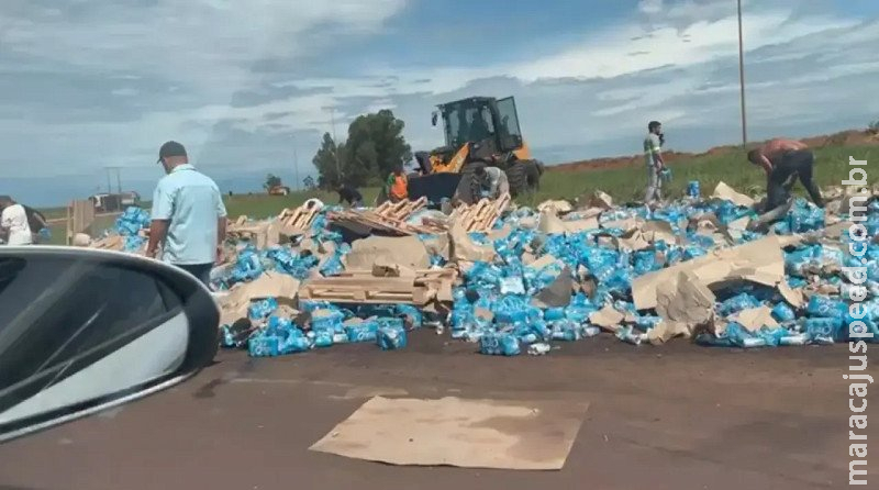Caminhão carregado de cerveja tomba na BR-463 e saqueadores se aproveitam do acidente Caminhão carregado de cerveja tomba na BR-463 e saqueadores se aproveitam do acidente