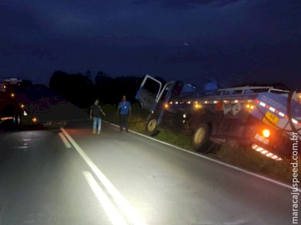 Caminhão-tanque sai da pista na MS-276, entre Anaurilândia e Batayporã, e mobiliza equipes de resgate Caminhão-tanque sai da pista na MS-276, entre Anaurilândia e Batayporã, e mobiliza equipes de resgate