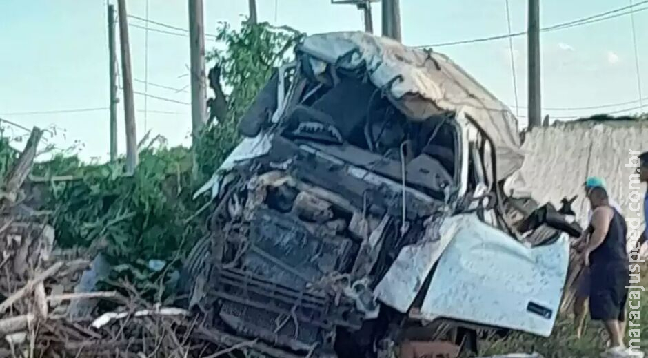 Caminhoneiro foi arremessado do veículo em batida no Santa Felicidade Caminhoneiro foi arremessado do veículo em batida no Santa Felicidade