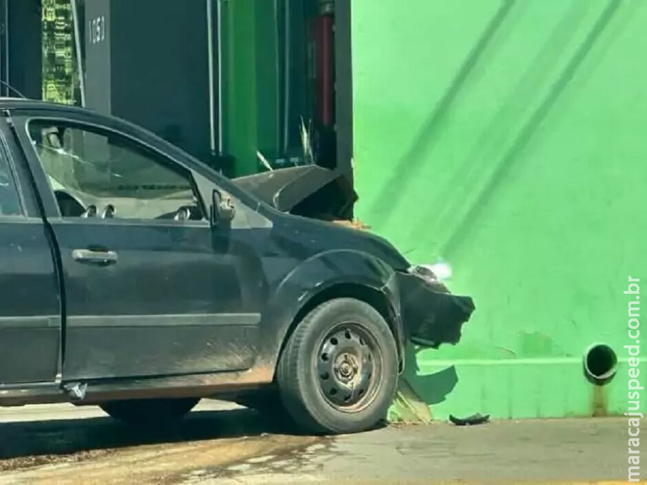 Carro bate em parede de academia após ser atingido por Saveiro em Três Lagoas Carro bate em parede de academia após ser atingido por Saveiro em Três Lagoas