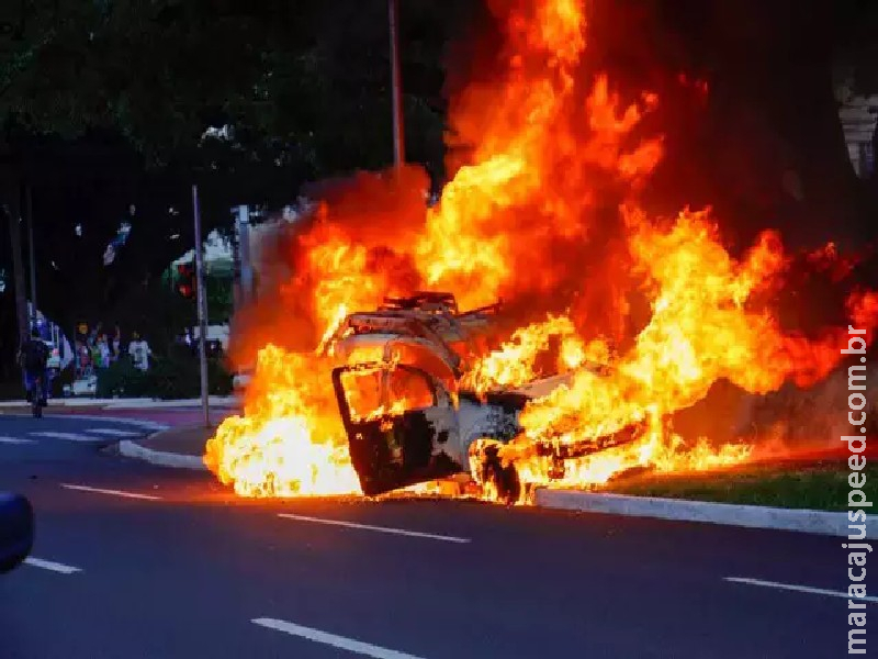 Carro pega fogo no meio da Afonso Pena e desce sozinho até parar em canteiro Carro pega fogo no meio da Afonso Pena e desce sozinho até parar em canteiro