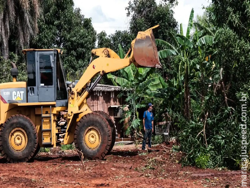 Com retroescavadeira, proprietário derruba muro, árvores e barraco de morador de terreno ocupado Com retroescavadeira, proprietário derruba muro, árvores e barraco de morador de terreno ocupado