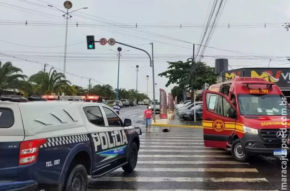 Criança solta a mão da mãe e é atropelada na faixa de pedestre em Costa Rica Criança solta a mão da mãe e é atropelada na faixa de pedestre em Costa Rica