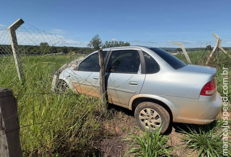 Embriagado, homem colide veículo em cerca de propriedade rural Embriagado, homem colide veículo em cerca de propriedade rural