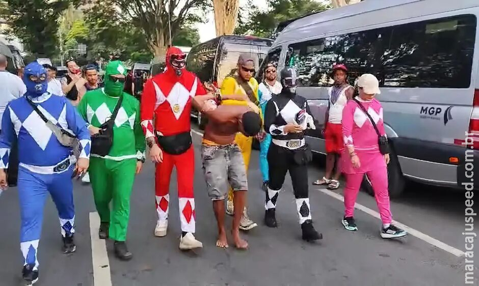 Fantasiados de power rangers, policiais prendem homem com celulares roubados em bloco de Carnaval Fantasiados de power rangers, policiais prendem homem com celulares roubados em bloco de Carnaval