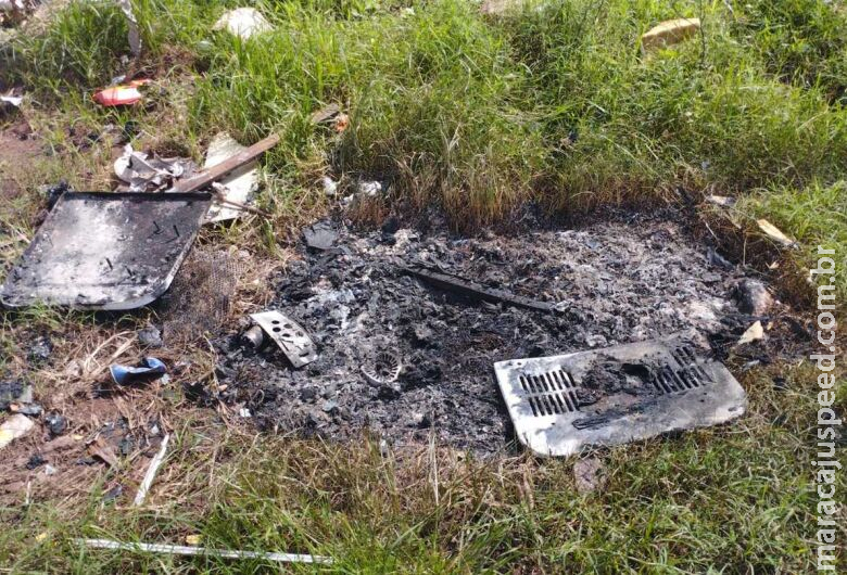 Homem é preso após ameaçar companheira com facão e incendiar pertences da vítima Homem é preso após ameaçar companheira com facão e incendiar pertences da vítima