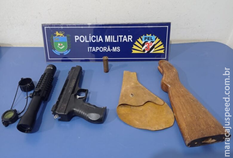 Homem é preso após ameaçar esposa e portar arma ilegal Homem é preso após ameaçar esposa e portar arma ilegal