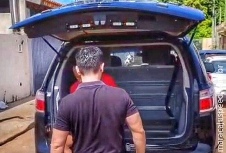 Homem é preso em flagrante após espancar companheira na frente dos filhos Homem é preso em flagrante após espancar companheira na frente dos filhos