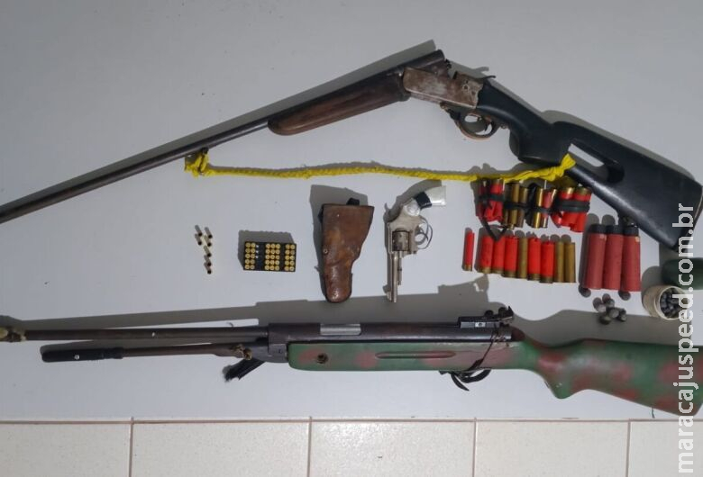 Homem é preso por porte irregular de arma de fogo e suspeita de manter filha em cárcere privado Homem é preso por porte irregular de arma de fogo e suspeita de manter filha em cárcere privado