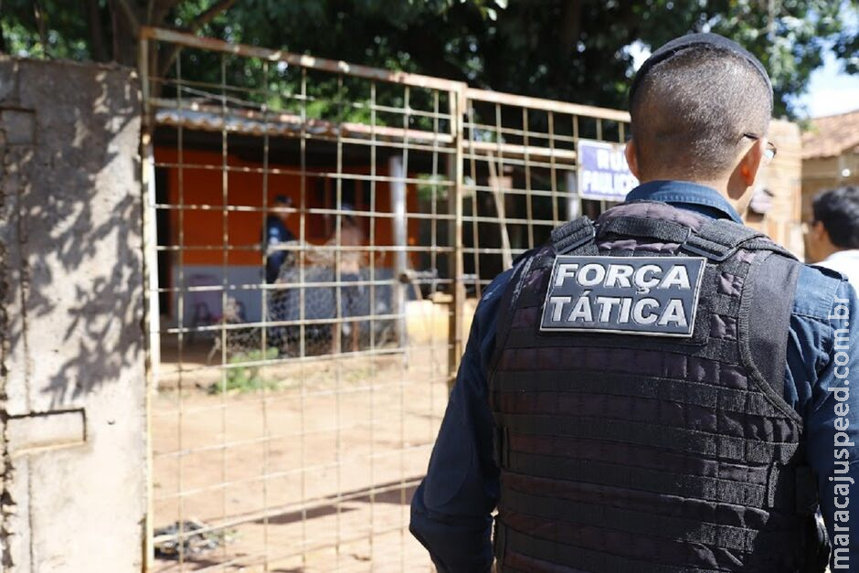 Jovem e adolescente furtam carro e tentam se esconder em cima de árvore no Santo Eugênio Jovem e adolescente furtam carro e tentam se esconder em cima de árvore no Santo Eugênio